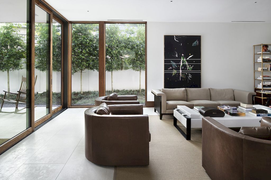 West residence with classical architectural & modern design by Miró Rivera