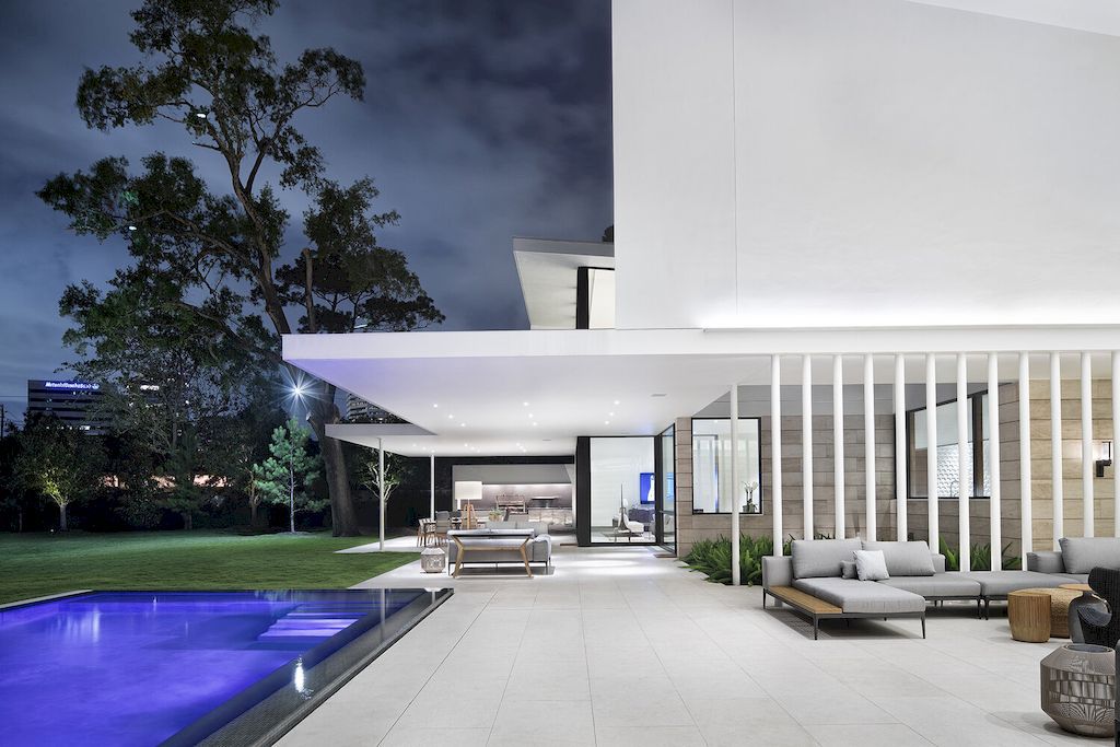 West residence with classical architectural & modern design by Miró Rivera