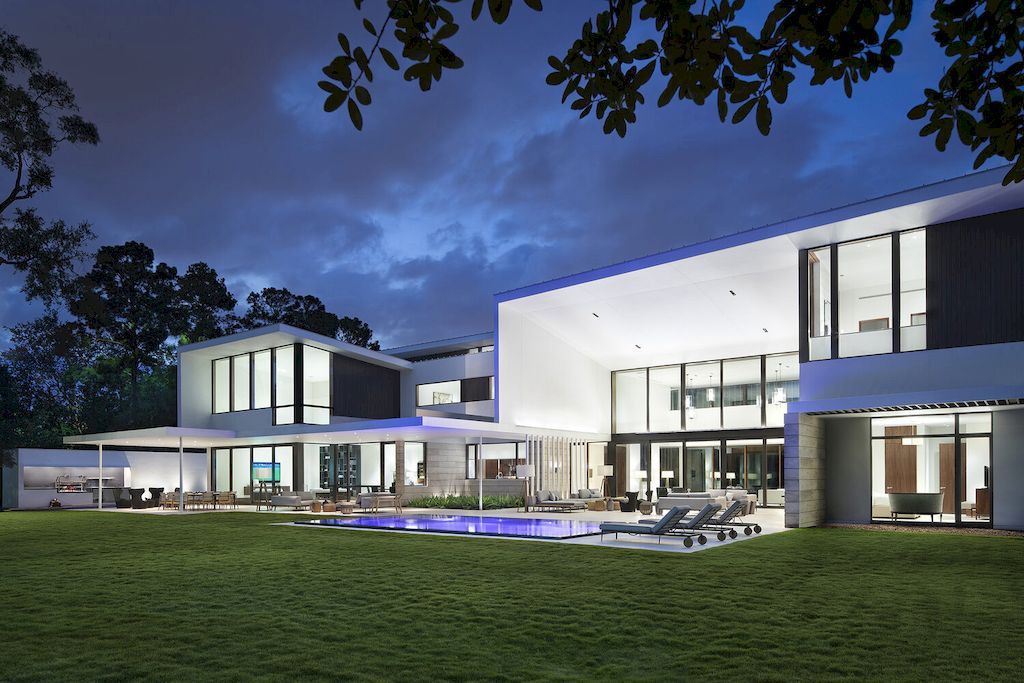 West residence with classical architectural & modern design by Miró Rivera