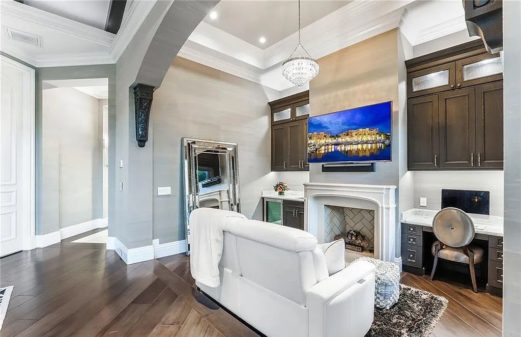 482 Ridge Drive, Naples, Florida, is located in a desirable Naples neighborhood, just minutes from Vanderbilt Beach, Mercato, and Waterside shops. This stunning home was built with meticulous attention to detail, including a butterfly staircase and marble floors.