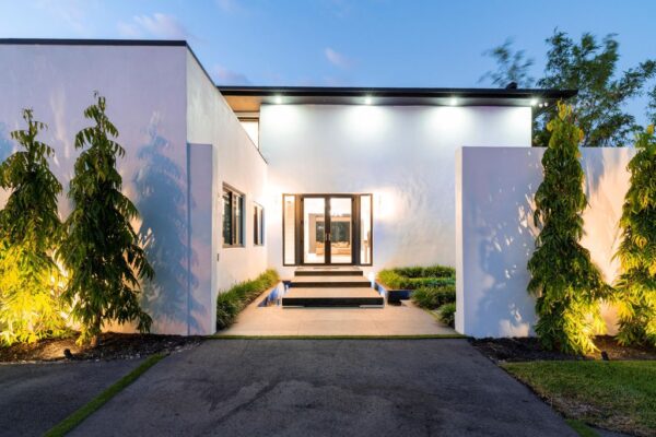 Curated visual reference: A Fully Renovated Luxury Home With 100 Foot Direct Ocean Photo Inspiration