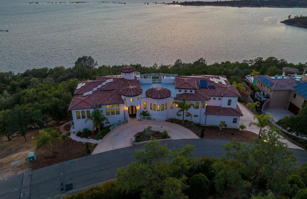 61 Guadalupe Drive, El Dorado Hills, California is a stunning residence nestled amongst the oaks and granite outcroppings provides endless skylines & breathtaking water views.