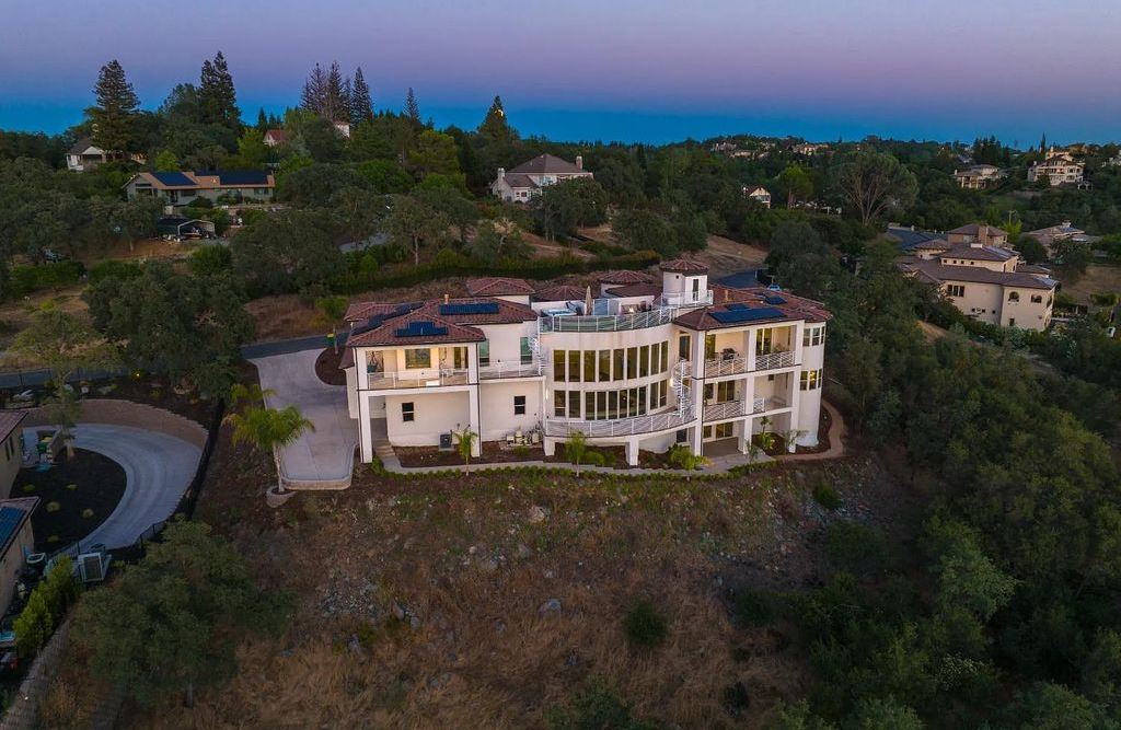 61 Guadalupe Drive, El Dorado Hills, California is a stunning residence nestled amongst the oaks and granite outcroppings provides endless skylines & breathtaking water views.