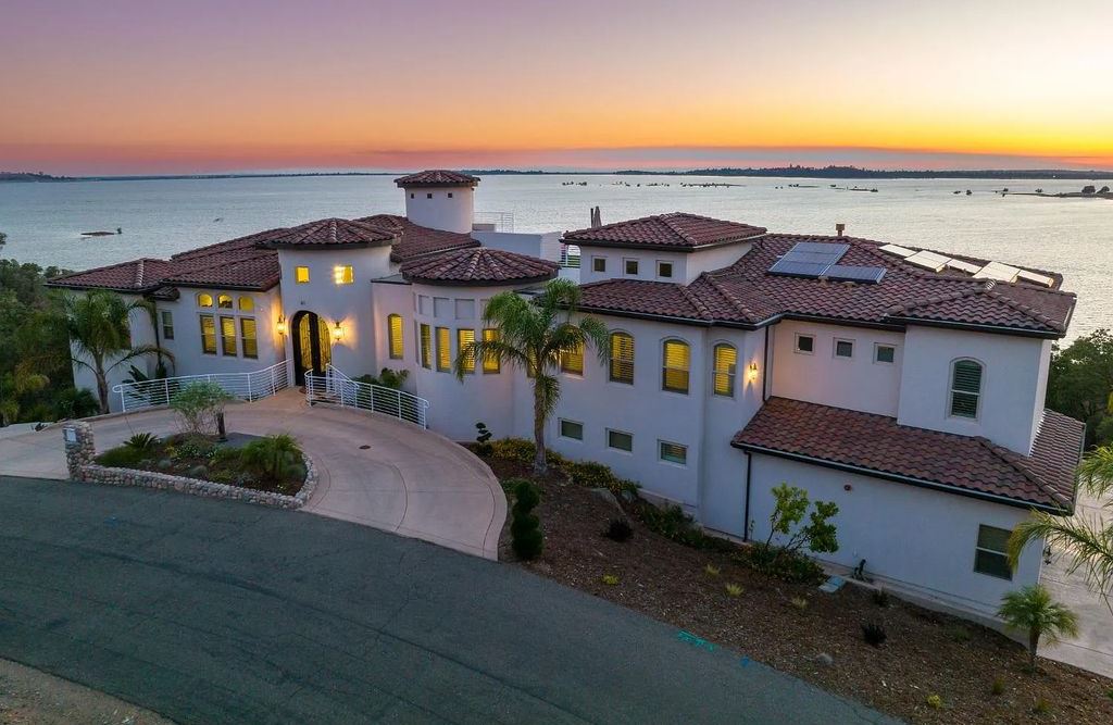 61 Guadalupe Drive, El Dorado Hills, California is a stunning residence nestled amongst the oaks and granite outcroppings provides endless skylines & breathtaking water views.