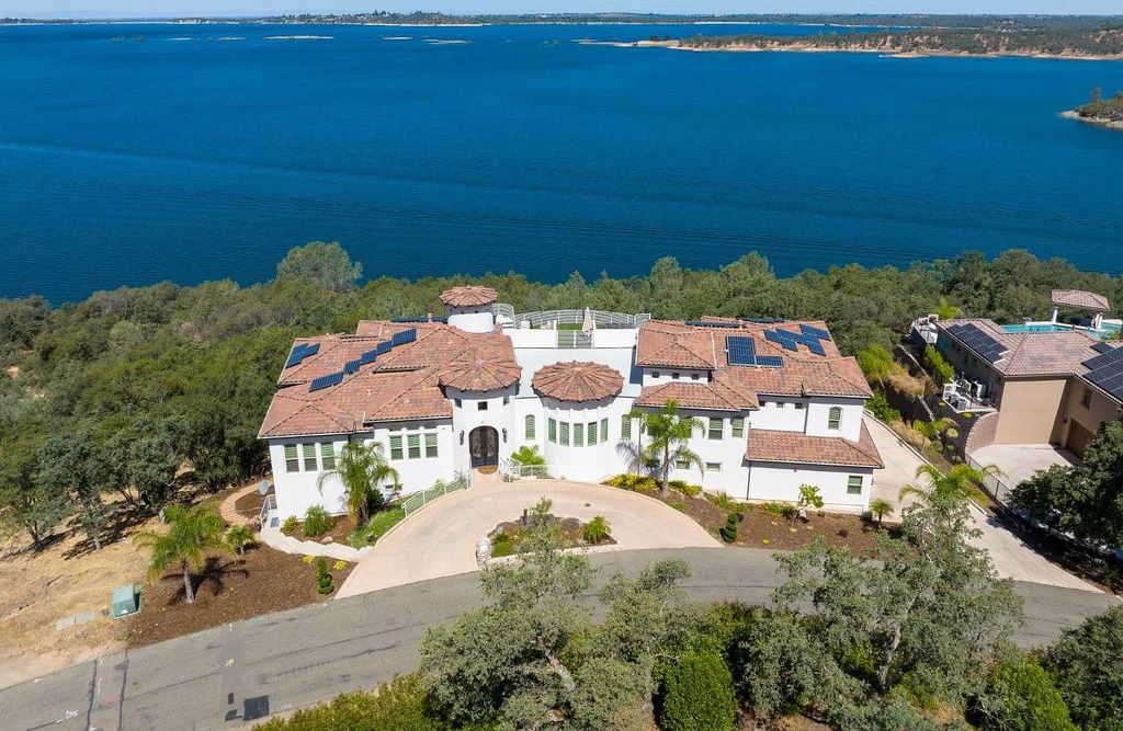 61 Guadalupe Drive, El Dorado Hills, California is a stunning residence nestled amongst the oaks and granite outcroppings provides endless skylines & breathtaking water views.