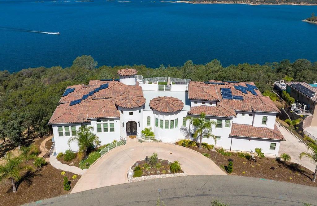 61 Guadalupe Drive, El Dorado Hills, California is a stunning residence nestled amongst the oaks and granite outcroppings provides endless skylines & breathtaking water views.