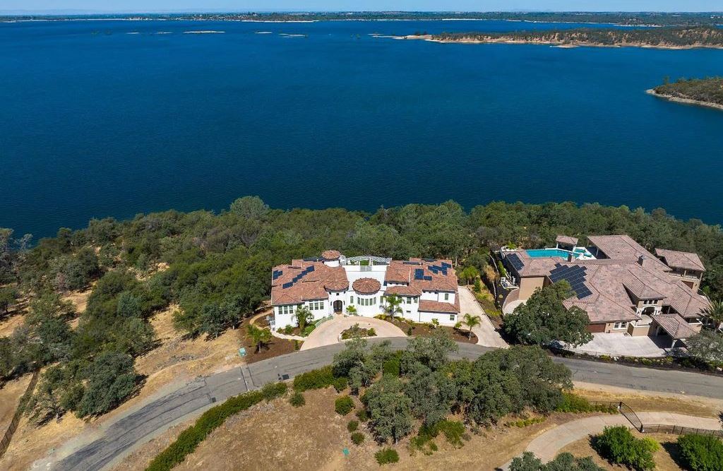 61 Guadalupe Drive, El Dorado Hills, California is a stunning residence nestled amongst the oaks and granite outcroppings provides endless skylines & breathtaking water views.