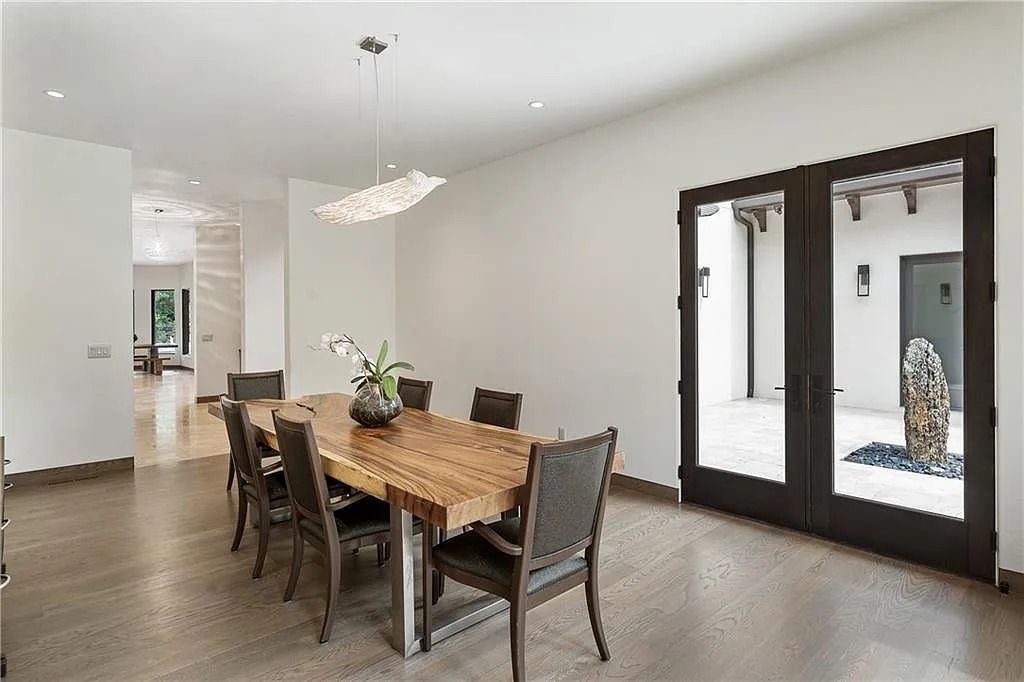 The Estate in Sandy Springs is a luxurious home lending itself to indoor and outdoor entertaining now available for sale. This home located at 4746 Woodvale Dr NW, Sandy Springs, Georgia; offering 05 bedrooms and 09 bathrooms with 11,467 square feet of living spaces. 