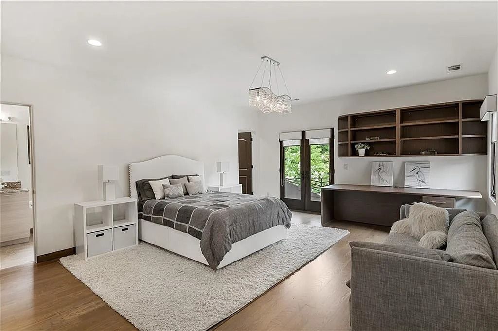 The Estate in Sandy Springs is a luxurious home lending itself to indoor and outdoor entertaining now available for sale. This home located at 4746 Woodvale Dr NW, Sandy Springs, Georgia; offering 05 bedrooms and 09 bathrooms with 11,467 square feet of living spaces. 