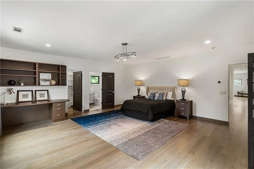 The Estate in Sandy Springs is a luxurious home lending itself to indoor and outdoor entertaining now available for sale. This home located at 4746 Woodvale Dr NW, Sandy Springs, Georgia; offering 05 bedrooms and 09 bathrooms with 11,467 square feet of living spaces. 