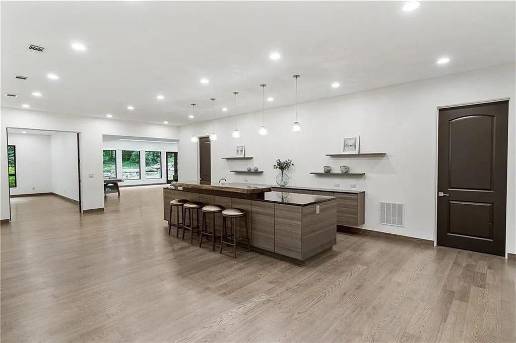 The Estate in Sandy Springs is a luxurious home lending itself to indoor and outdoor entertaining now available for sale. This home located at 4746 Woodvale Dr NW, Sandy Springs, Georgia; offering 05 bedrooms and 09 bathrooms with 11,467 square feet of living spaces. 