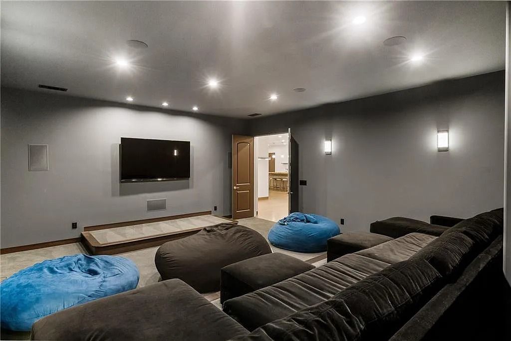 The Estate in Sandy Springs is a luxurious home lending itself to indoor and outdoor entertaining now available for sale. This home located at 4746 Woodvale Dr NW, Sandy Springs, Georgia; offering 05 bedrooms and 09 bathrooms with 11,467 square feet of living spaces. 