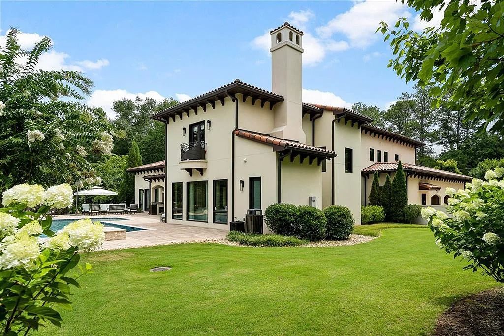 The Estate in Sandy Springs is a luxurious home lending itself to indoor and outdoor entertaining now available for sale. This home located at 4746 Woodvale Dr NW, Sandy Springs, Georgia; offering 05 bedrooms and 09 bathrooms with 11,467 square feet of living spaces. 