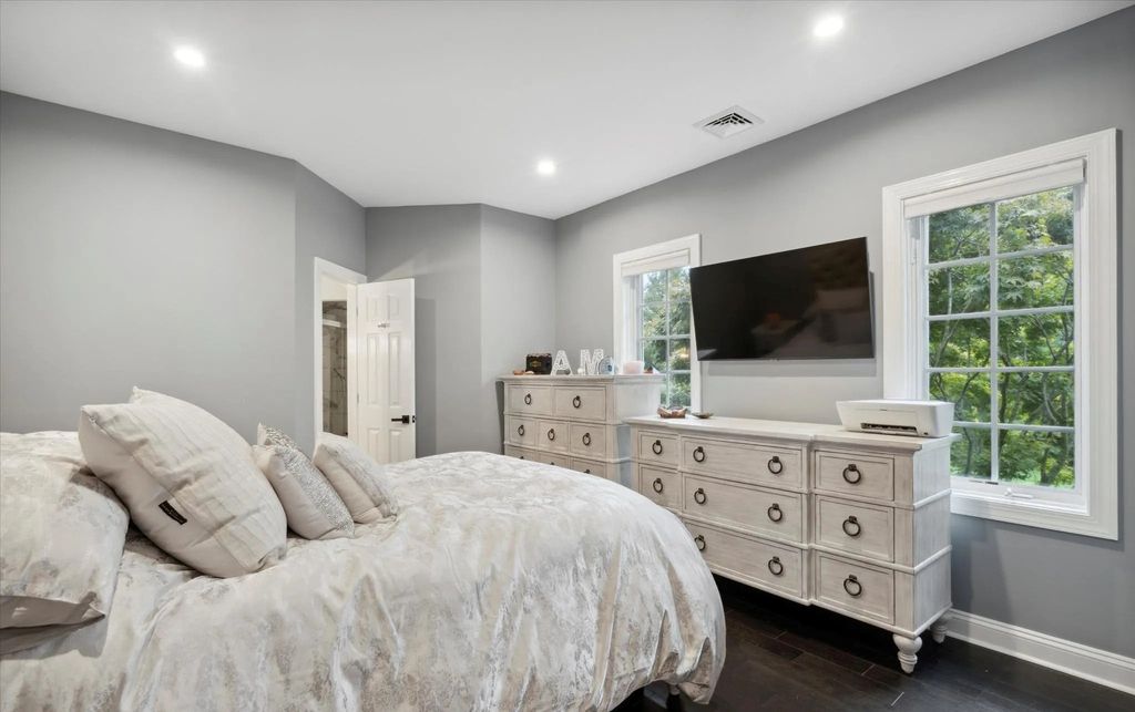 The Estate in West Chester is a luxurious home having countless amenities now available for sale. This home located at 140 Harvey Rd, West Chester, Pennsylvania; offering 06 bedrooms and 07 bathrooms with 6,028 square feet of living spaces.