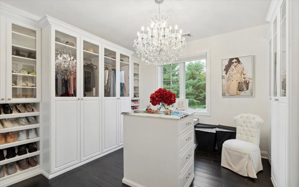 The Estate in West Chester is a luxurious home having countless amenities now available for sale. This home located at 140 Harvey Rd, West Chester, Pennsylvania; offering 06 bedrooms and 07 bathrooms with 6,028 square feet of living spaces.
