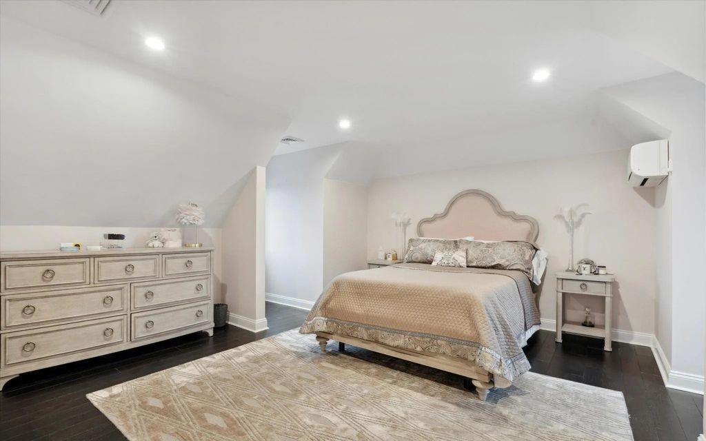 The Estate in West Chester is a luxurious home having countless amenities now available for sale. This home located at 140 Harvey Rd, West Chester, Pennsylvania; offering 06 bedrooms and 07 bathrooms with 6,028 square feet of living spaces.