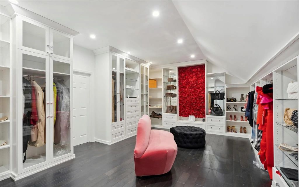 The Estate in West Chester is a luxurious home having countless amenities now available for sale. This home located at 140 Harvey Rd, West Chester, Pennsylvania; offering 06 bedrooms and 07 bathrooms with 6,028 square feet of living spaces.