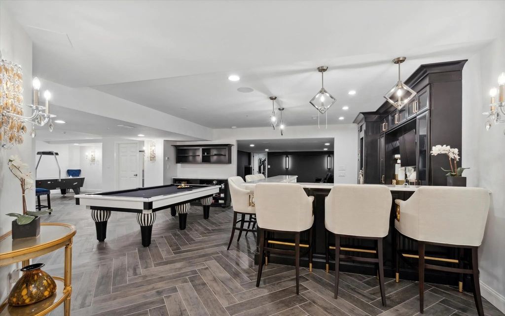 The Estate in West Chester is a luxurious home having countless amenities now available for sale. This home located at 140 Harvey Rd, West Chester, Pennsylvania; offering 06 bedrooms and 07 bathrooms with 6,028 square feet of living spaces.