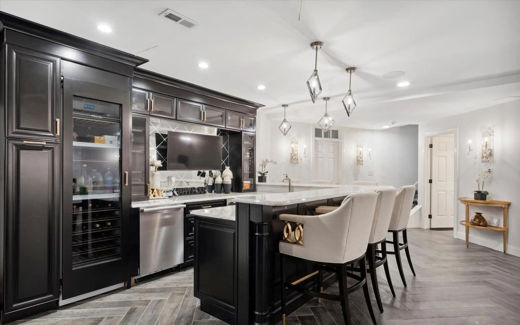 The Estate in West Chester is a luxurious home having countless amenities now available for sale. This home located at 140 Harvey Rd, West Chester, Pennsylvania; offering 06 bedrooms and 07 bathrooms with 6,028 square feet of living spaces.