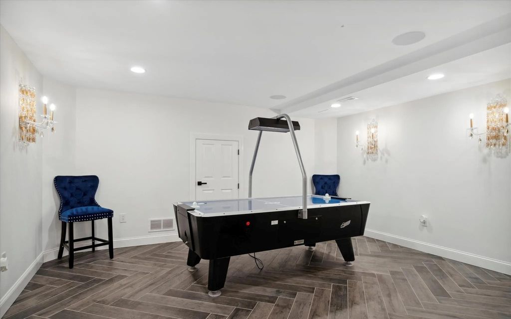 The Estate in West Chester is a luxurious home having countless amenities now available for sale. This home located at 140 Harvey Rd, West Chester, Pennsylvania; offering 06 bedrooms and 07 bathrooms with 6,028 square feet of living spaces.