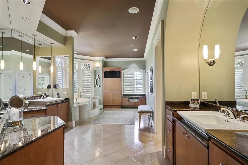 The Home in Kennesaw is the entertainers delight with large open spaces and a salt water pool with a connecting hot tub and wine cellar, now available for sale. This home located at 4235 Old Stilesboro Rd NW, Kennesaw, Georgia