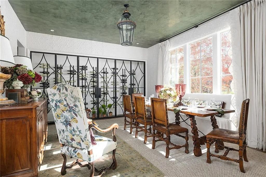The Estate in Atlanta is a blend between traditional fittings and contemporary finishes, now available for sale. This home located at 914 Buckingham Cir NW, Atlanta, Georgia