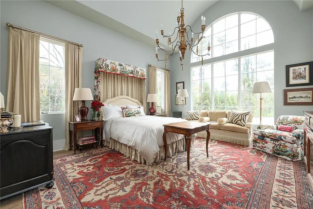 The Estate in Atlanta is a blend between traditional fittings and contemporary finishes, now available for sale. This home located at 914 Buckingham Cir NW, Atlanta, Georgia
