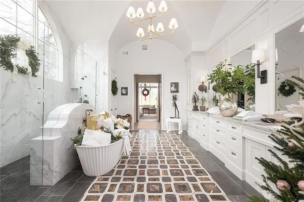 The Estate in Atlanta is a blend between traditional fittings and contemporary finishes, now available for sale. This home located at 914 Buckingham Cir NW, Atlanta, Georgia