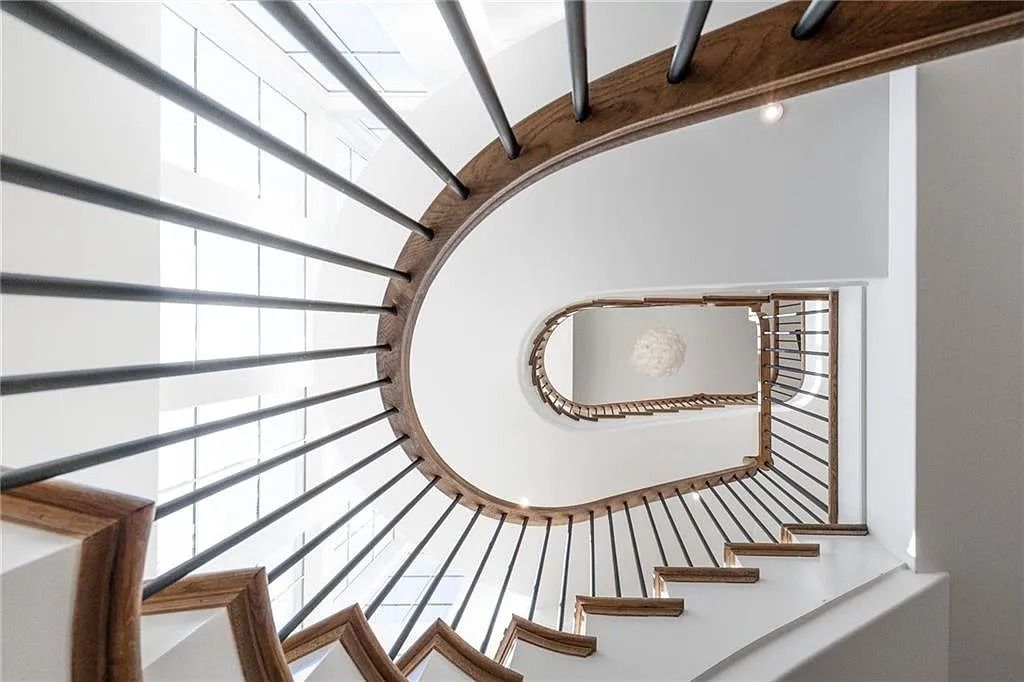 The Estate in Atlanta is a blend between traditional fittings and contemporary finishes, now available for sale. This home located at 914 Buckingham Cir NW, Atlanta, Georgia