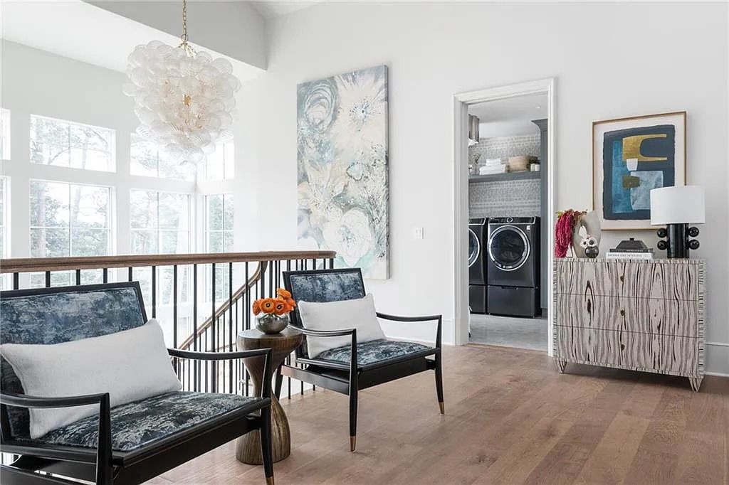 The Estate in Atlanta is a blend between traditional fittings and contemporary finishes, now available for sale. This home located at 914 Buckingham Cir NW, Atlanta, Georgia