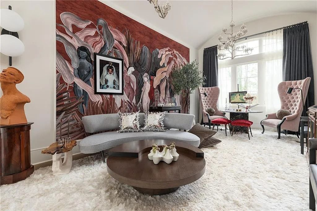 The Estate in Atlanta is a blend between traditional fittings and contemporary finishes, now available for sale. This home located at 914 Buckingham Cir NW, Atlanta, Georgia