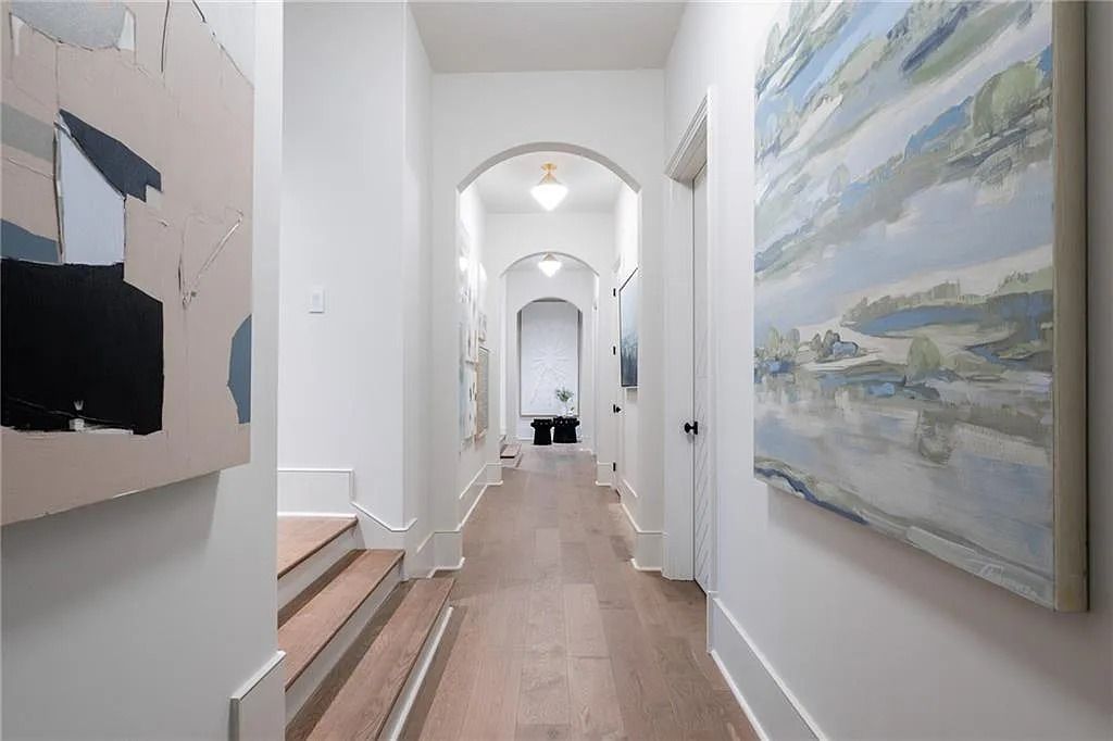 The Estate in Atlanta is a blend between traditional fittings and contemporary finishes, now available for sale. This home located at 914 Buckingham Cir NW, Atlanta, Georgia