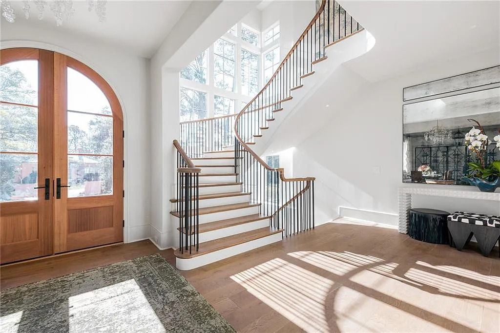 The Estate in Atlanta is a blend between traditional fittings and contemporary finishes, now available for sale. This home located at 914 Buckingham Cir NW, Atlanta, Georgia