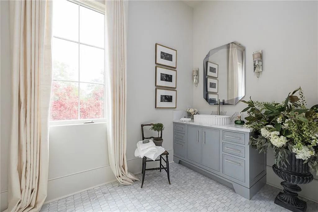 The Estate in Atlanta is a blend between traditional fittings and contemporary finishes, now available for sale. This home located at 914 Buckingham Cir NW, Atlanta, Georgia