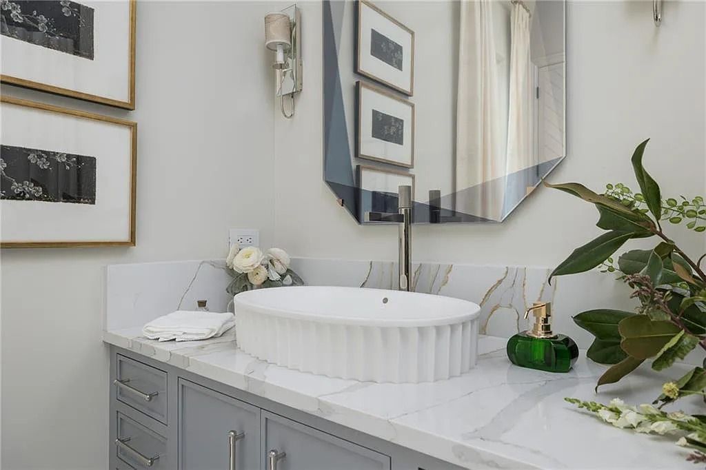 The Estate in Atlanta is a blend between traditional fittings and contemporary finishes, now available for sale. This home located at 914 Buckingham Cir NW, Atlanta, Georgia