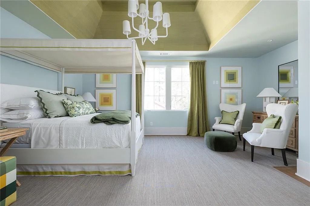 The Estate in Atlanta is a blend between traditional fittings and contemporary finishes, now available for sale. This home located at 914 Buckingham Cir NW, Atlanta, Georgia