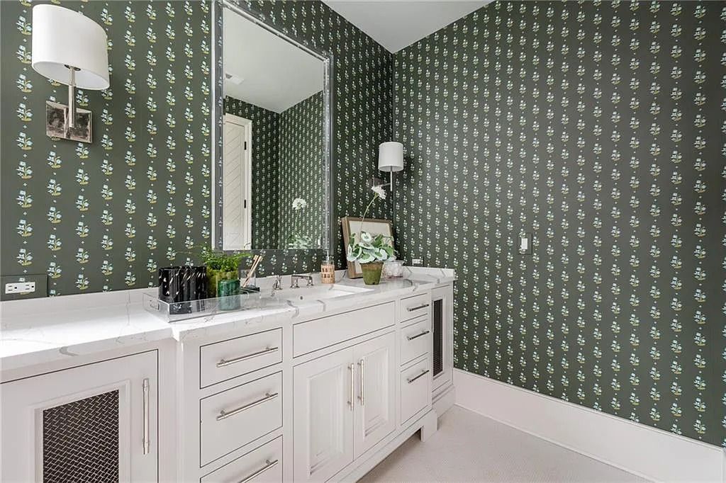 The Estate in Atlanta is a blend between traditional fittings and contemporary finishes, now available for sale. This home located at 914 Buckingham Cir NW, Atlanta, Georgia