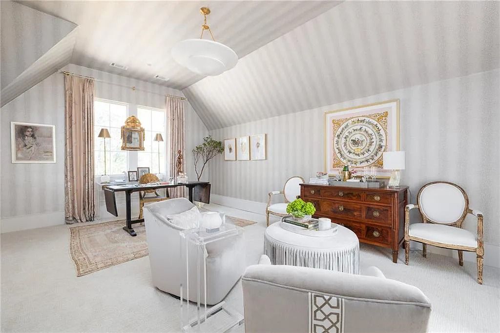 The Estate in Atlanta is a blend between traditional fittings and contemporary finishes, now available for sale. This home located at 914 Buckingham Cir NW, Atlanta, Georgia