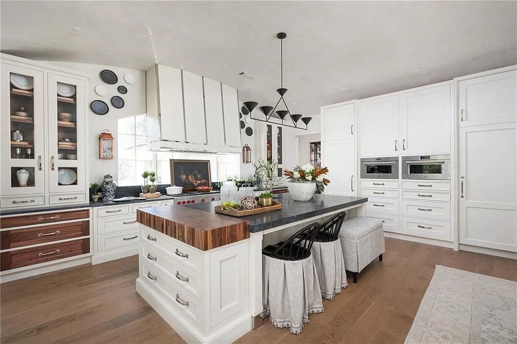 The Estate in Atlanta is a blend between traditional fittings and contemporary finishes, now available for sale. This home located at 914 Buckingham Cir NW, Atlanta, Georgia