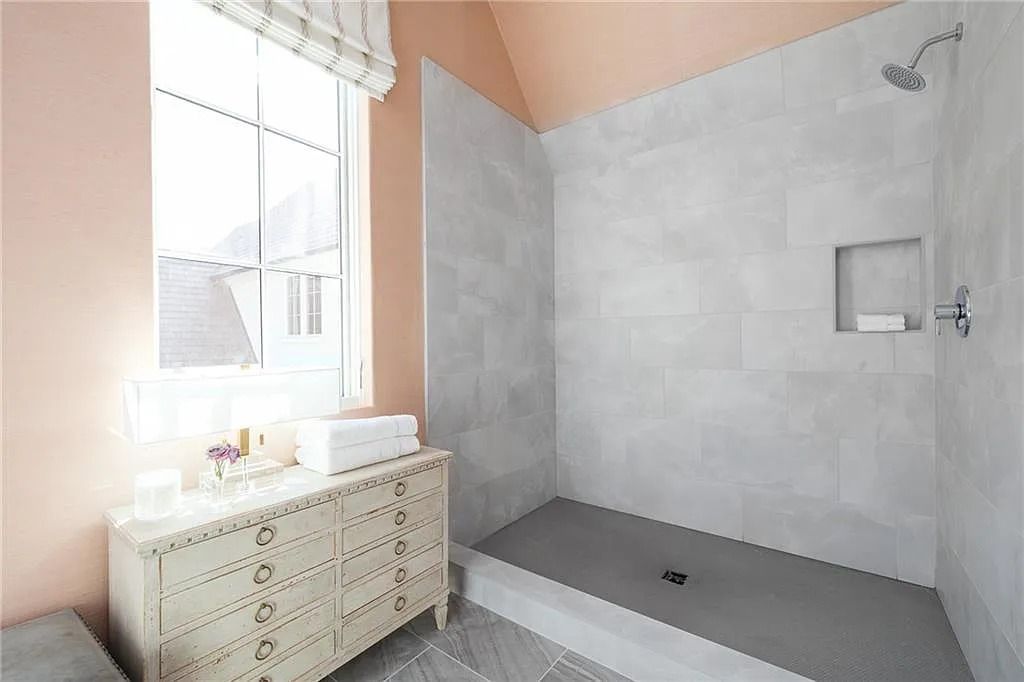 The Estate in Atlanta is a blend between traditional fittings and contemporary finishes, now available for sale. This home located at 914 Buckingham Cir NW, Atlanta, Georgia