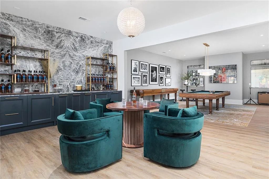 The Estate in Atlanta is a blend between traditional fittings and contemporary finishes, now available for sale. This home located at 914 Buckingham Cir NW, Atlanta, Georgia