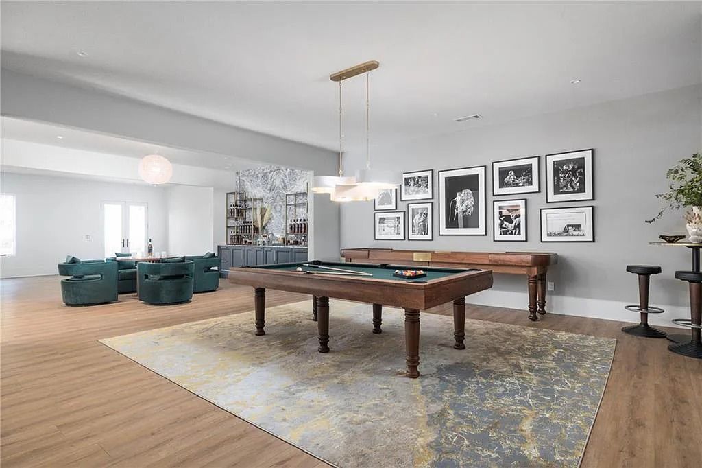 The Estate in Atlanta is a blend between traditional fittings and contemporary finishes, now available for sale. This home located at 914 Buckingham Cir NW, Atlanta, Georgia