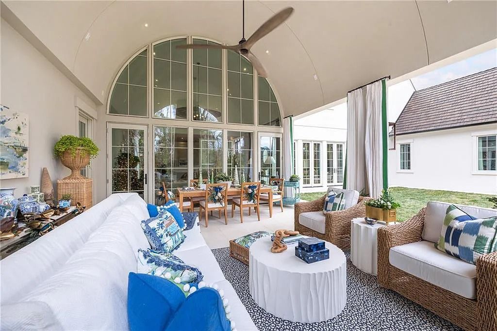 The Estate in Atlanta is a blend between traditional fittings and contemporary finishes, now available for sale. This home located at 914 Buckingham Cir NW, Atlanta, Georgia