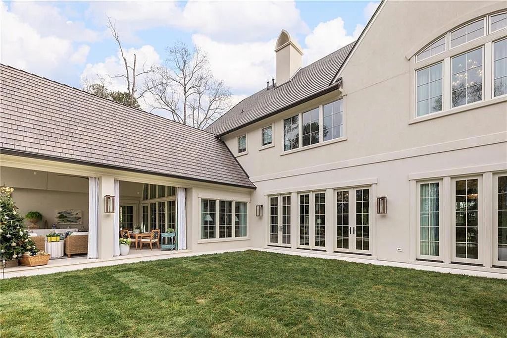 The Estate in Atlanta is a blend between traditional fittings and contemporary finishes, now available for sale. This home located at 914 Buckingham Cir NW, Atlanta, Georgia