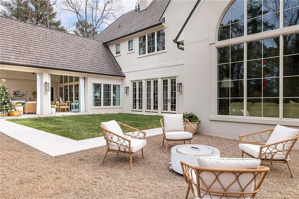 The Estate in Atlanta is a blend between traditional fittings and contemporary finishes, now available for sale. This home located at 914 Buckingham Cir NW, Atlanta, Georgia