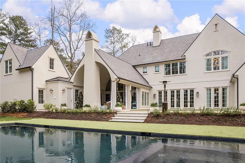 The Estate in Atlanta is a blend between traditional fittings and contemporary finishes, now available for sale. This home located at 914 Buckingham Cir NW, Atlanta, Georgia