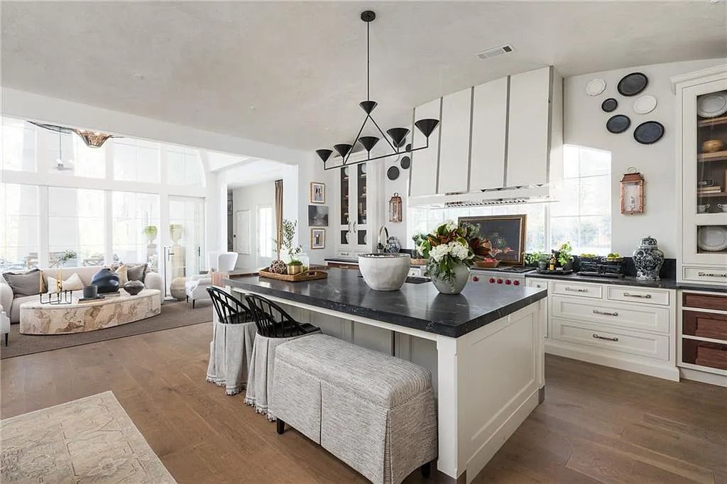The Estate in Atlanta is a blend between traditional fittings and contemporary finishes, now available for sale. This home located at 914 Buckingham Cir NW, Atlanta, Georgia
