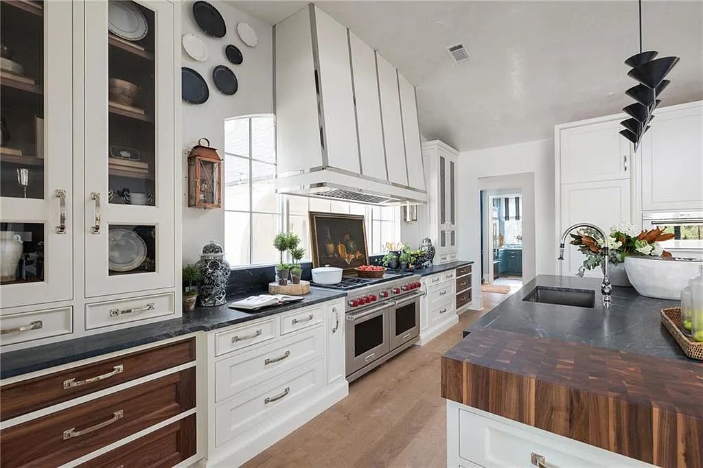 The Estate in Atlanta is a blend between traditional fittings and contemporary finishes, now available for sale. This home located at 914 Buckingham Cir NW, Atlanta, Georgia