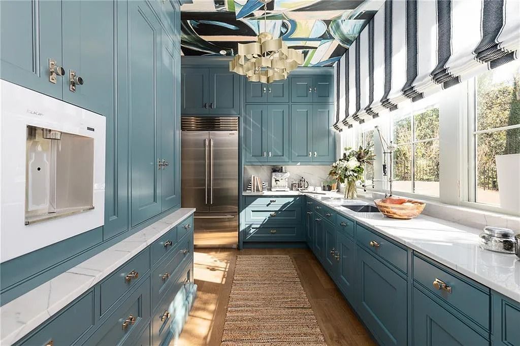 The Estate in Atlanta is a blend between traditional fittings and contemporary finishes, now available for sale. This home located at 914 Buckingham Cir NW, Atlanta, Georgia