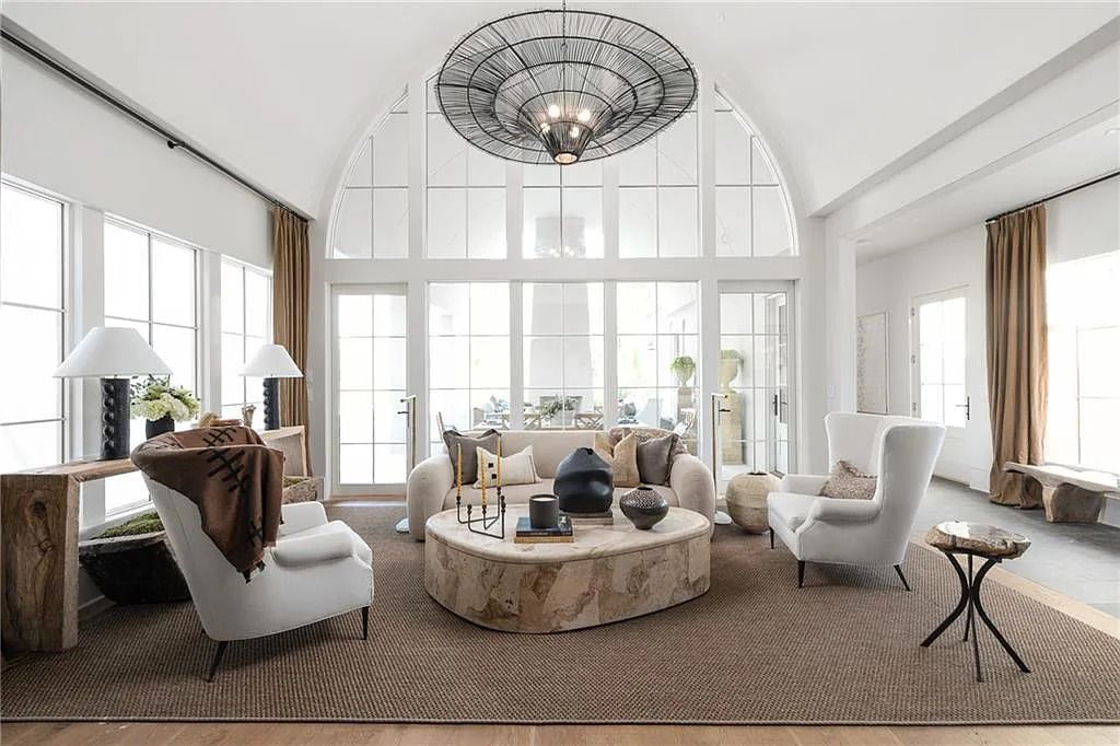 The Estate in Atlanta is a blend between traditional fittings and contemporary finishes, now available for sale. This home located at 914 Buckingham Cir NW, Atlanta, Georgia